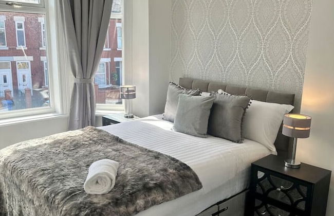 Large Five Bedroom Home with parking - Foto 13