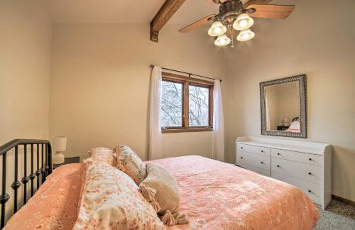 Grand Escape w/ Deck, Game Room, Nature View! - Foto 29