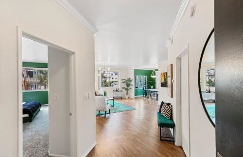 Beverly Hills Glamour Oasis 2 BR Apt with Parking 304 - Photo 10