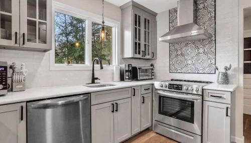 3 Bedroom Hilltop Escape with 5 Private Acres and Hot Tub - Foto 3, stove, dishwasher, pet friendly, toaster, minibar