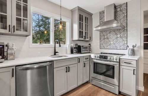 3 Bedroom Hilltop Escape with 5 Private Acres and Hot Tub - Foto 3