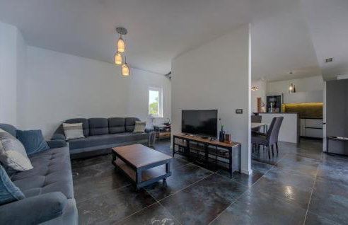 Awesome Home In Brtonigla With Sauna - Photo 3