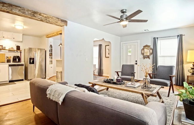 Modern Rustic 3 -bedroom 2 Bathrooms Carport - Photo 5