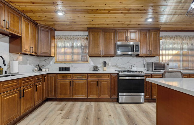 Pinetree Place by Avantstay Group Cabin w/ Hot Tub Minutes to the Lake - Photo 25
