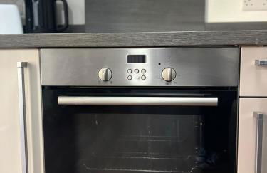 Contemporary 2 Bedroom Flat with Great Location in Salford - Foto 9