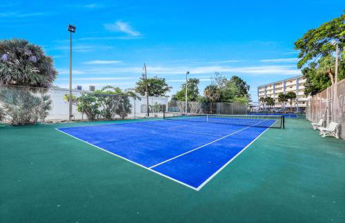 Waterfront Island Oasis! Heated Pool with Stunning View & 2 Full Bath - Foto 21