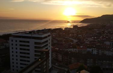 OFERTA ESPECIAL ÚLTIMA HORA - SARAKATUA15 - vistas espectaculares - familias y parejas - 2 dormitorios independientes - amplio salón cocina comedor - tarjeta parking OTA GRATIS - Julio y agosto estancia mínima 7 noches de domingo a domingo - - Foto 1