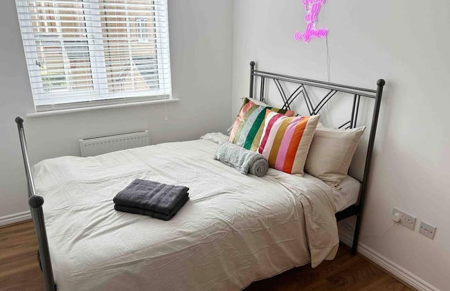 1-bed Apartment in Greater London Next to Station - Photo 3