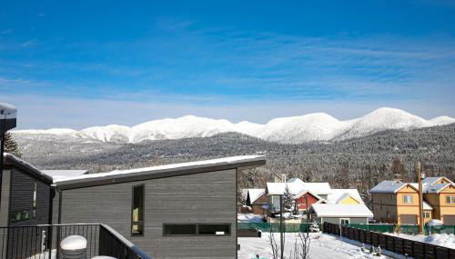 LUX Modern Chalet, Pool & Hot Tub, 10 Mins to the Mountain & Incredible Views - Photo 4