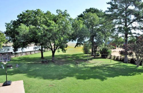 Spacious Lakefront Home with Beach Access and Sports Courts for Fun-Filled stays in Buchanan Dam, Texas - Foto 16