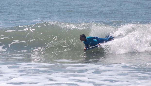 Realizando bodyboard en Nazaré