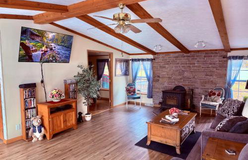 15 miles to Windham Mountain ! King Bed, Game Room, OutDoor Patio - Foto 2