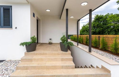 Amazing Home In Jurdani - Foto 17