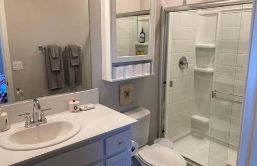 Country-Style Modern Living Suite w/Queen Bed - Foto 13