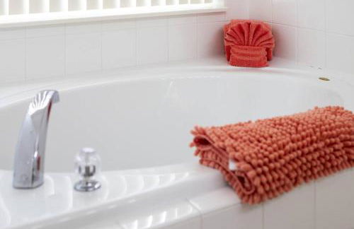 630- 3 Bedroom South facing Home with Pool Drenched in Florida Sunshine Perfect for Families - Foto 26