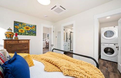 City Park Bungalow Pet Friendly with Dog Run - Photo 14