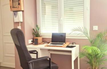 AppartCosy Emplacement Idéal avec Terrasse & Parking Privé - Foto 9