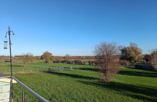 Countryside 2 Bed Bungalow with Stunning Views Free WiFi and Parking Ideal for Business and Leisure - Photo 19