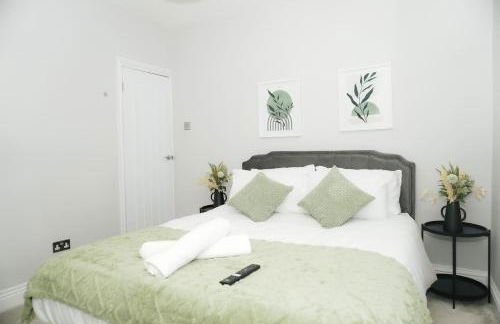 Luxury 3-Bedroom Home , with Free parking - Photo 13