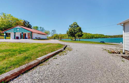 Riverfront Stay Sleeps 6 Deck Firepit Water View - Foto 5