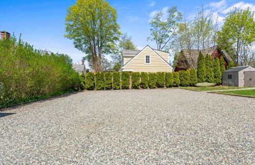 The School House Cottage, Historic 1BR Mystic River Stay Near Seaport - Foto 31