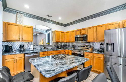 Spacious 7BR Retreat w Pool Game Room - Foto 67