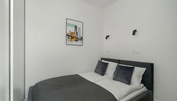Dark Grey Apartment in Poznan by Renters - Foto 3, Habitación
