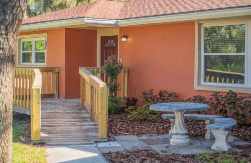 Wood Circle House - Dog Friendly with Fenced in Backyard - Foto 66