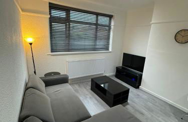Luxury 2 Bed Apartment, Sleeps 6 with Sofa bed, Close to Sale Town & Tram Station - Photo 8