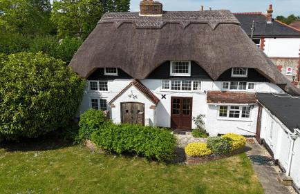 Beautiful Thatched Cottage with Outdoor Pool, Secure Garden, Dog & Family Friendly! Chichester Holiday Properties - Foto 48