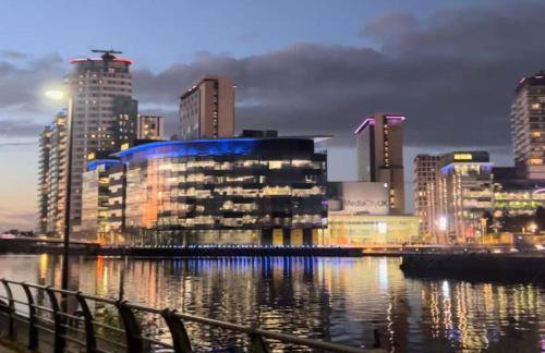 Modern High-Rise Flat in Media City! 2 Beds, 2 Baths - Foto 10