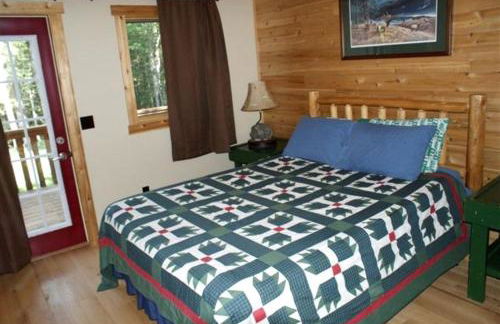 Cozy and Spacious Log Cabin Rental near Burt Lake State Park in Michigan - Foto 4