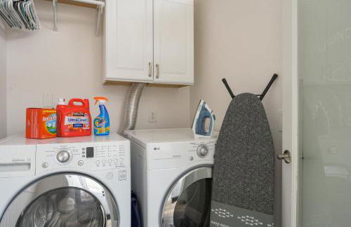 Cozy Family Retreat with Yard - Walk to Olde Town - Foto 32