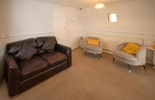 Spacious 3BR House By Kammili Properties in Westhoughton - Free Parking - Photo 9