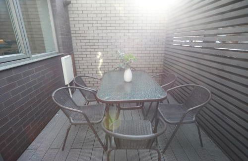 Spacious 3-Story Retreat with Rooftop Terrace and Modern Amenities - Foto 80