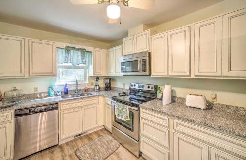 Oak Island Home with Yard Less Than 1 Mi to the Beach! - Foto 14