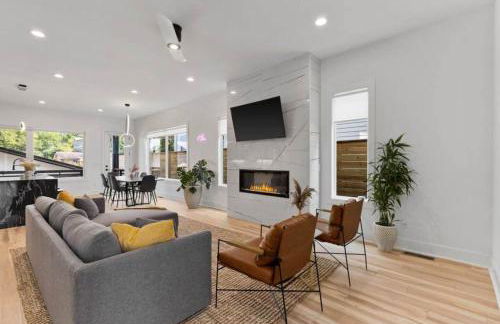 Luxurious 4bd home sleeps 12 minutes to downtown with parking - Foto 2