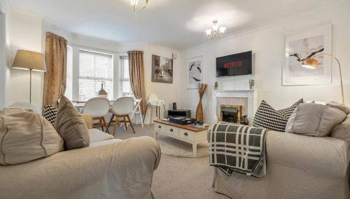 Spacious Apartment with Parking! - Foto 1