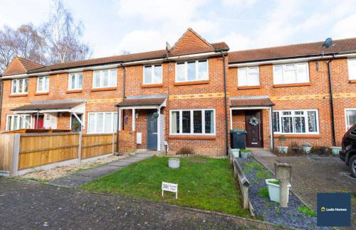 Camberley Spacious and Comfy 3 Bedroom Home, Next to Frimley Hospital with Parking - Foto 28