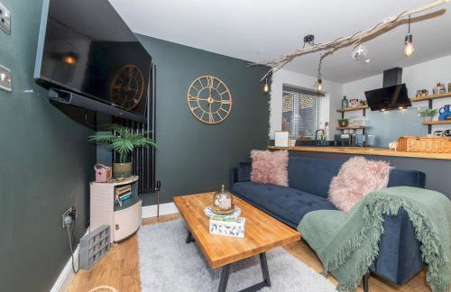 The Lodge - Elegant Comfort in a Peaceful Setting - Photo 2