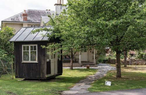 The East Wing Set in Beautiful Gardens Parking - Foto 24