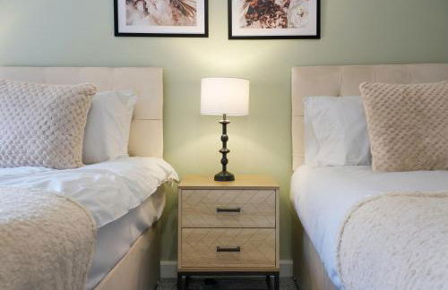 City Centre Apartment with Free Parking, Balcony, Super-Fast Wifi and Smart TV with Netflix by Yoko Property - Photo 3