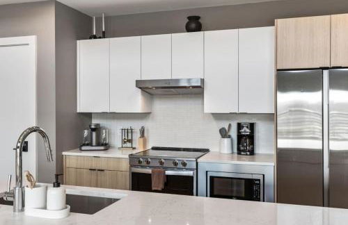 Penthouse Luxury with Pool Patio and City View plus Walk to Broadway - Foto 35