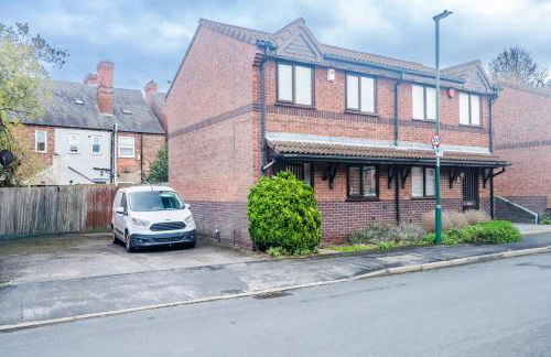Great Location 2 Bedroom House in Nottingham, Private Garden, Fast Wi-Fi and Free Parking - Photo 48