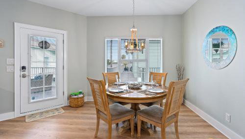 ON Flagler Avenue! Dog Friendly with Balcony and Parking Walk to the Beach! - Foto 3