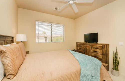 Mountain-view condo with incredible sunset views, pool, hot tub & grill - Foto 14