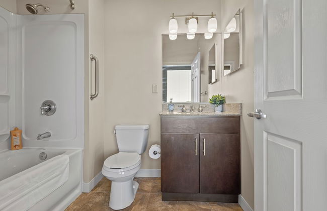 Sleek 2BR Downtown Retreat with Gym - Foto 35