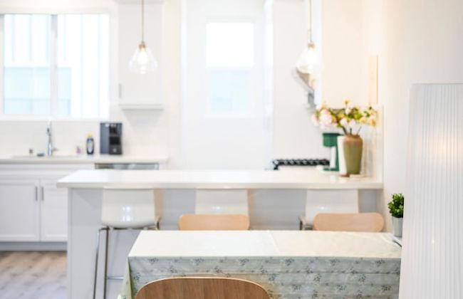 Chic Modern Retreat With Stunning Views - Photo 52