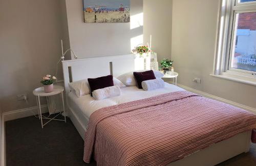 Three Bedroom City Home with Garden - Photo 1