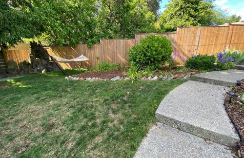 Basement Apartment w/ Hot Tub & Bombshelter! - Foto 5